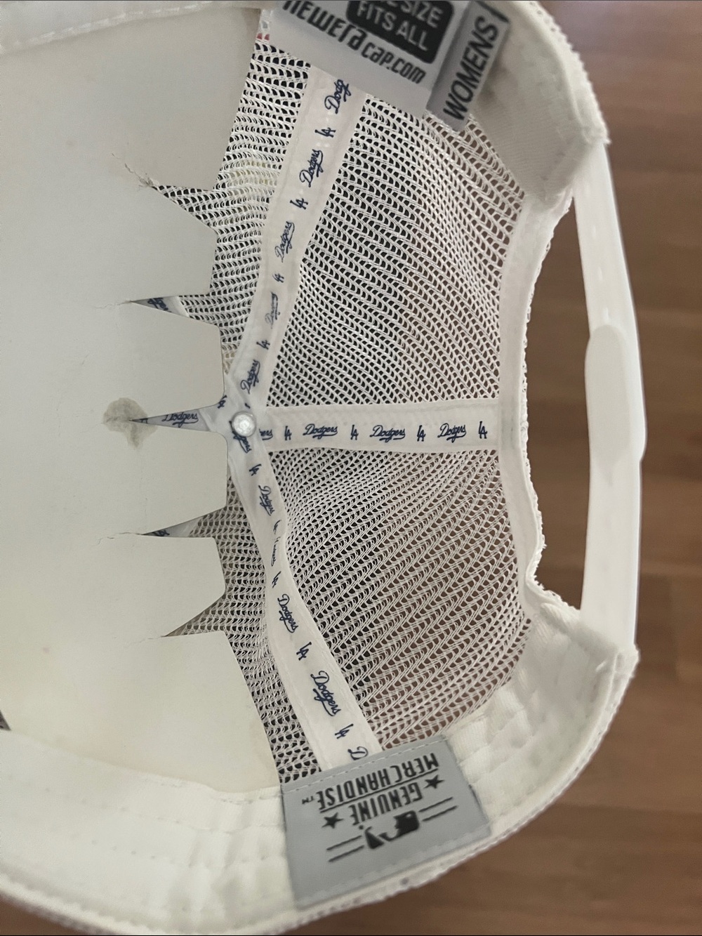 #2372**New Era White and Blue LA Quilted Trucker Cap - Picture 5 of 17